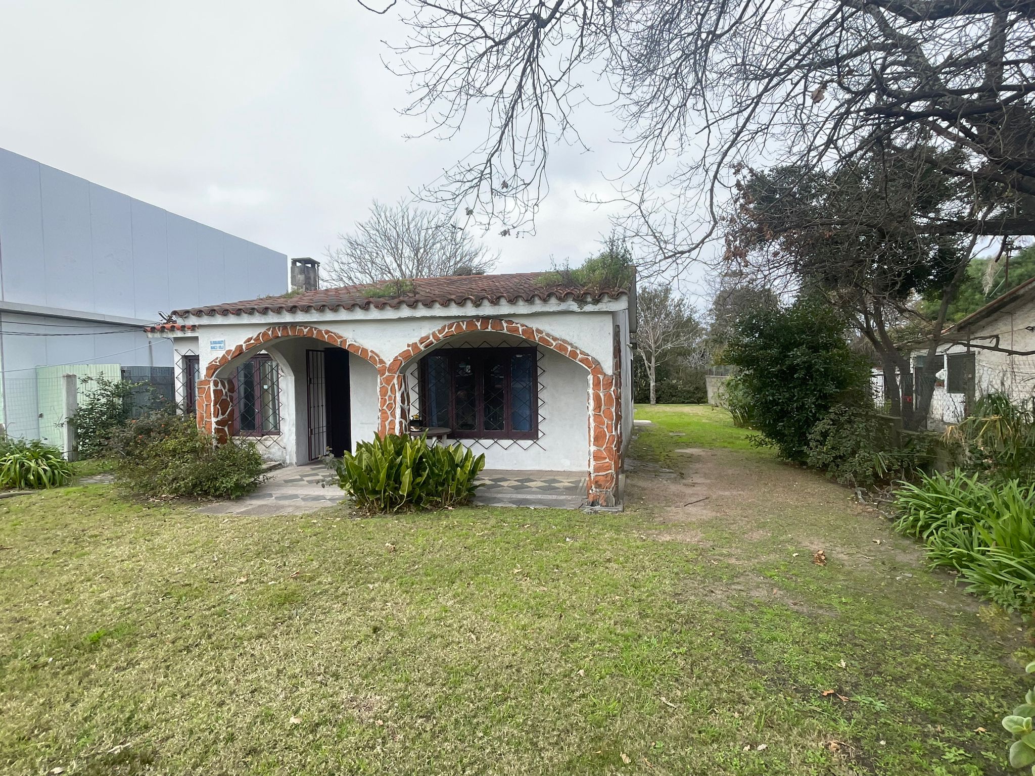 Gran punto comercial! A metros del arco de salinas, lado Sur!